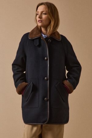 Women's coat with trimmed sherpa lining