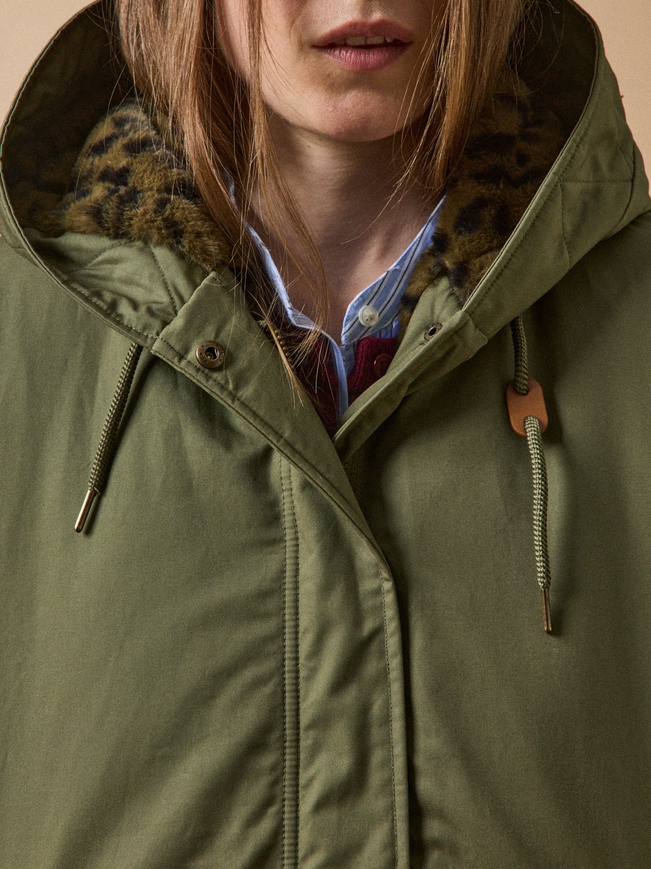Women's short parka with faux-fur lining - Image 4