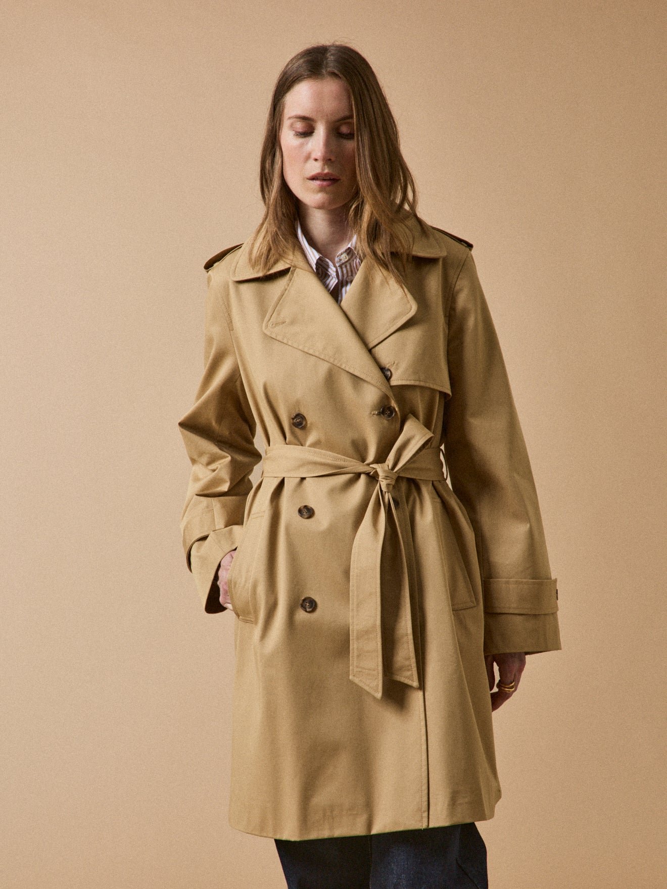 Women's long organic cotton trench coat with notched lapels - Image 7