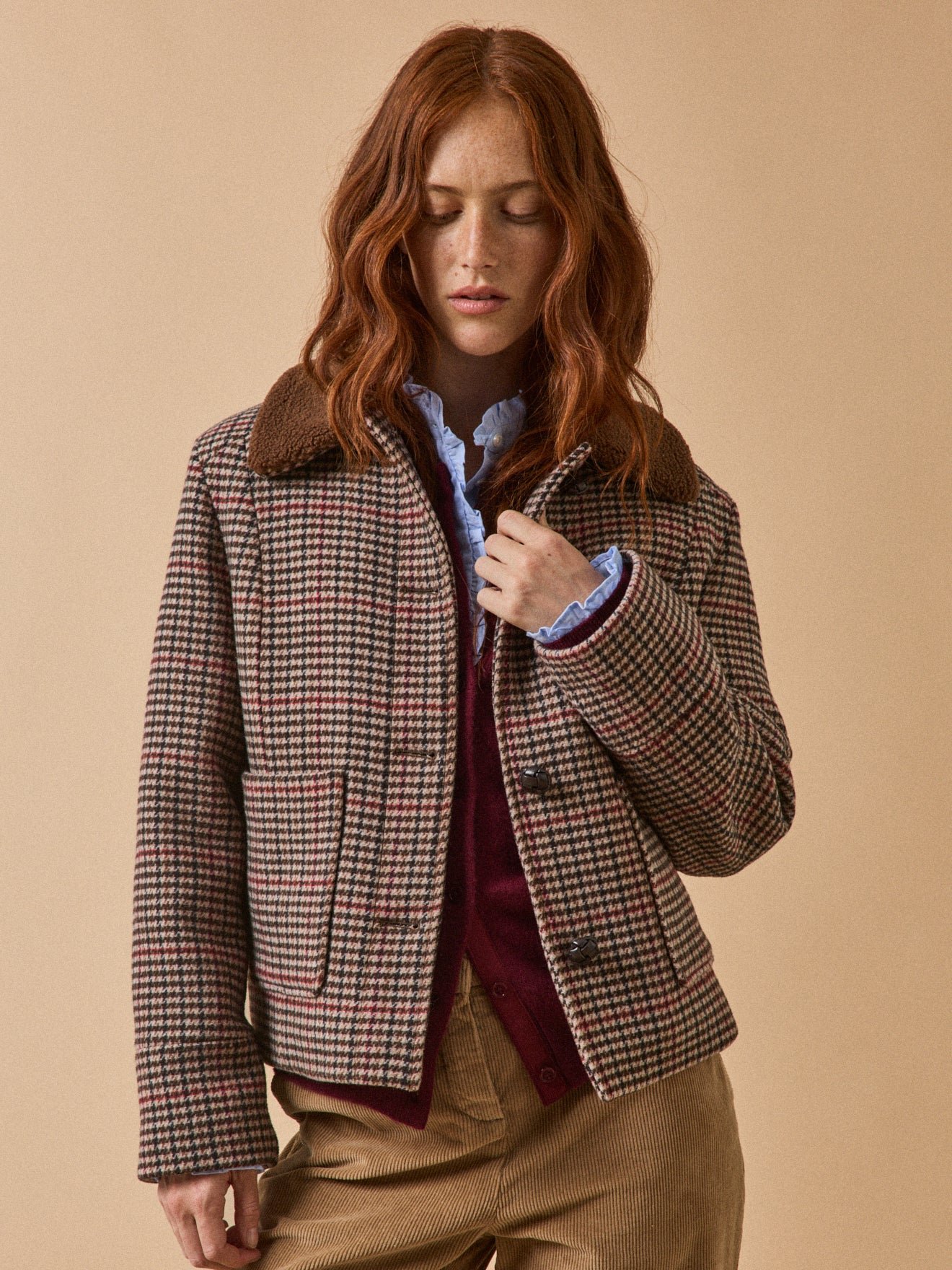 Women's short checked woolen coat with faux-fur lining