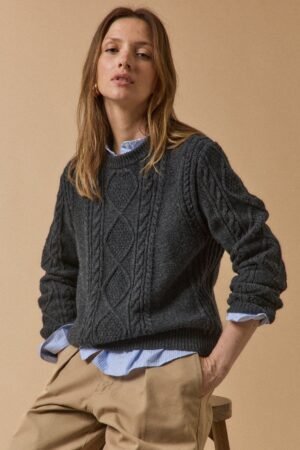 Women's cable-knit round-neck sweater