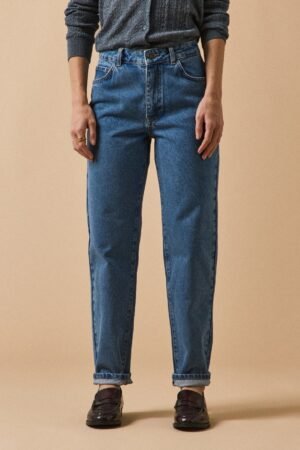 Women'sorganic  cotton  Claire Mom jeans with an eco-friendly wash